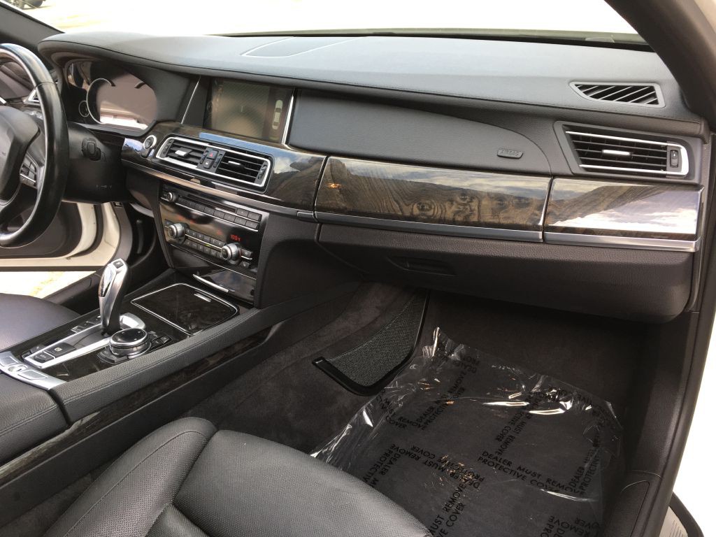 2014 BMW 7 Series Image 16
