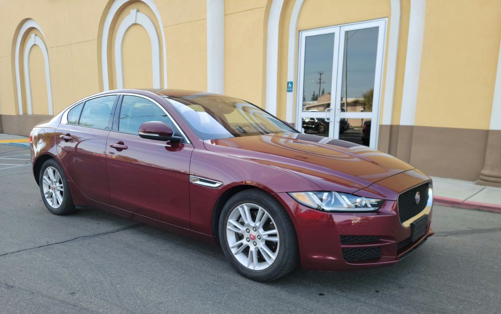 2017 Jaguar XE Image 4