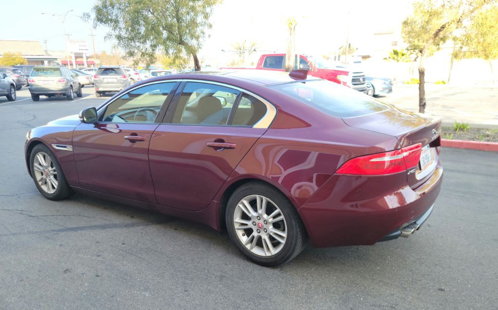 2017 Jaguar XE Image 5