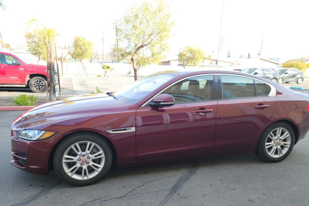2017 Jaguar XE Image 6