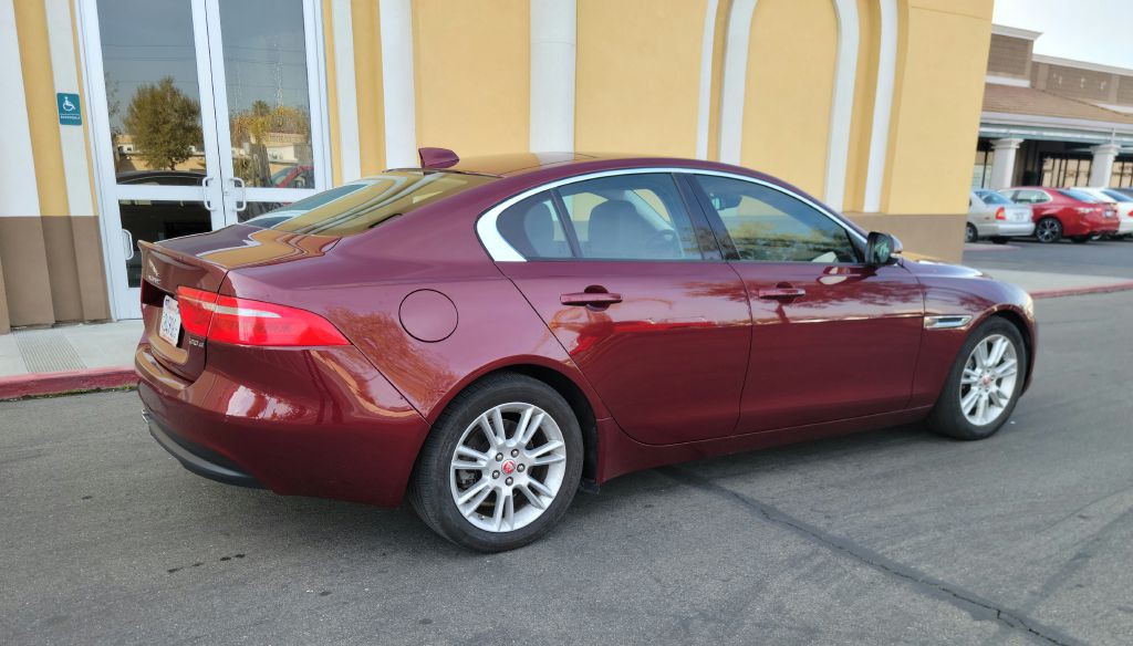 2017 Jaguar XE Image 8