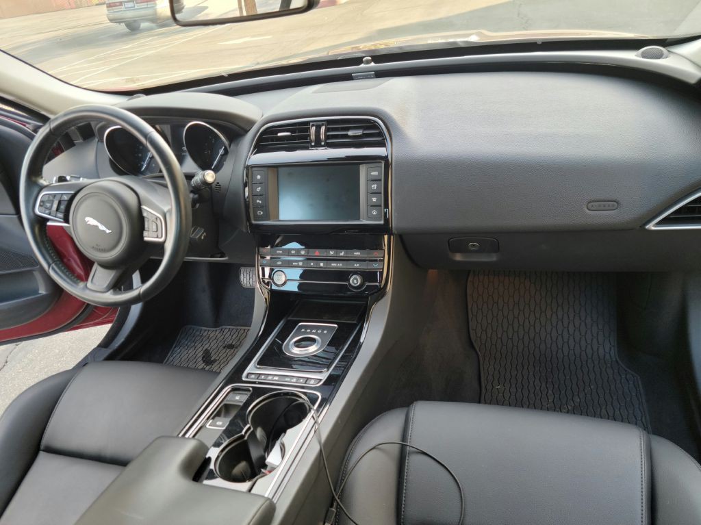 2017 Jaguar XE Image 12