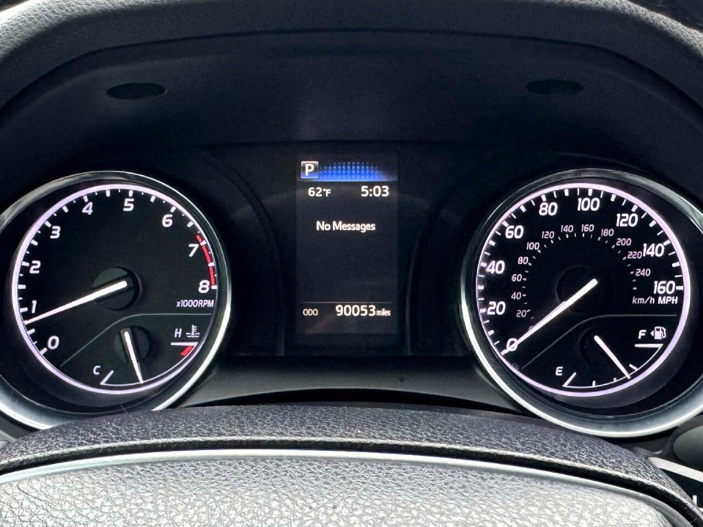 2019 Toyota Camry Image 32