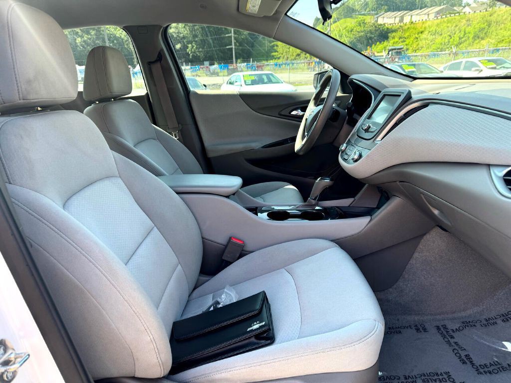2018 Chevrolet Malibu Image 9