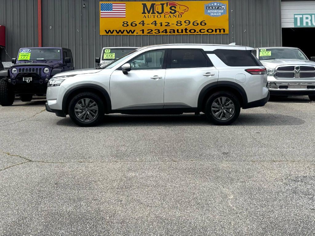 2022 Nissan Pathfinder Image 2