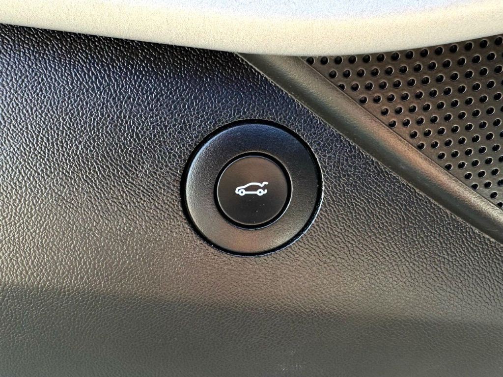 2018 Chevrolet Camaro Image 21