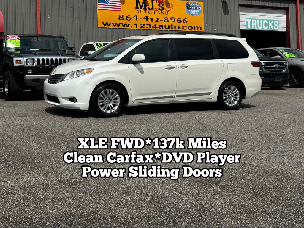 2017 Toyota Sienna Image 1