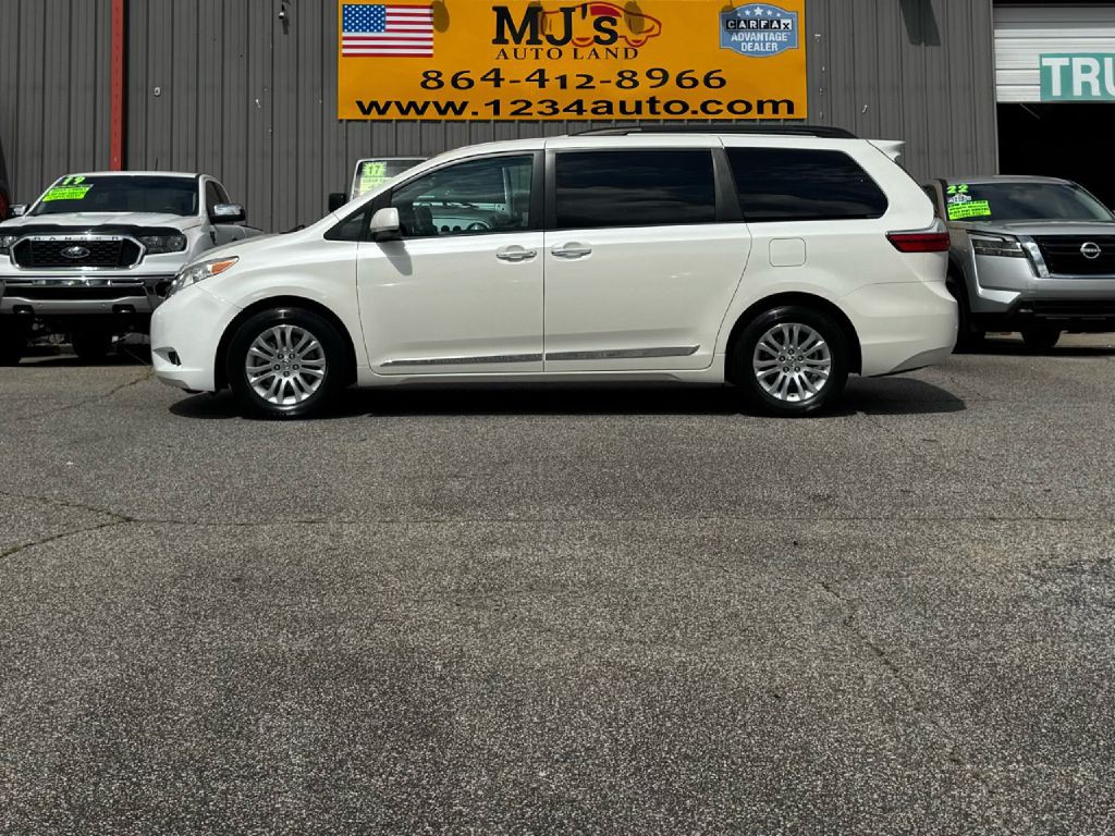 2017 Toyota Sienna Image 2