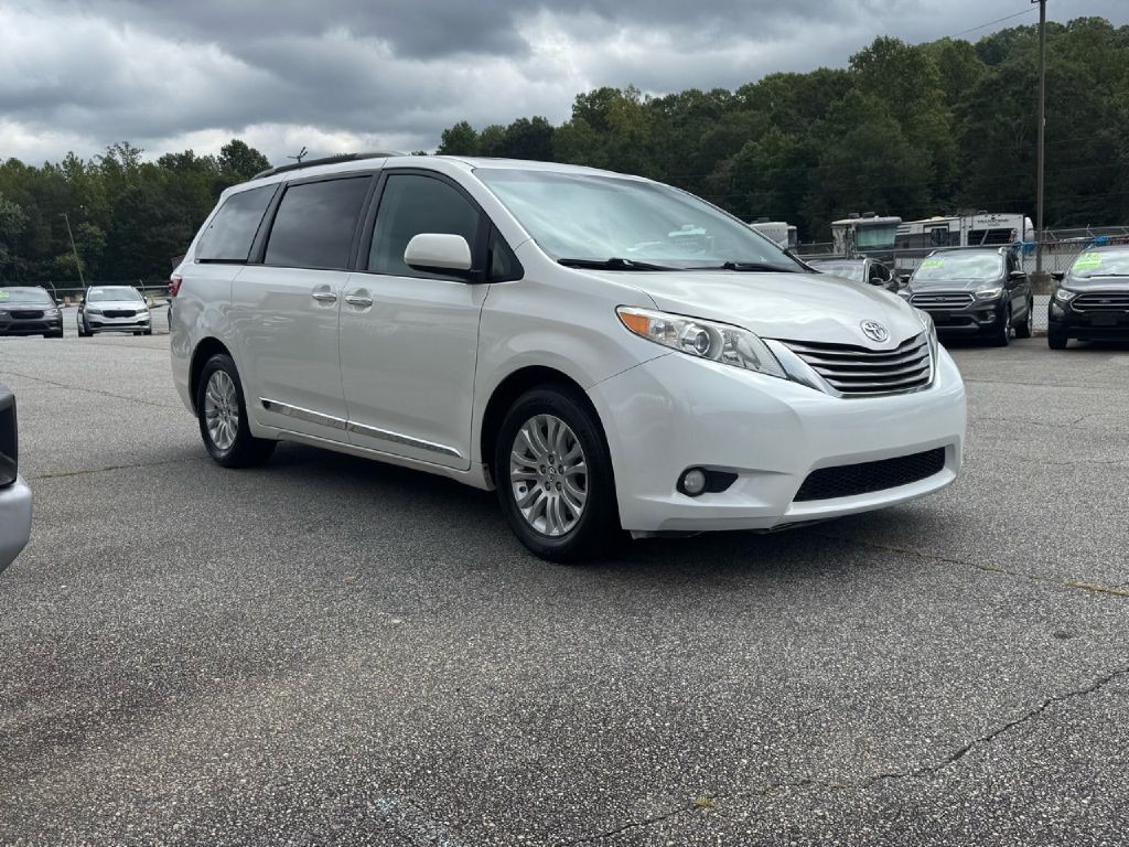2017 Toyota Sienna Image 5