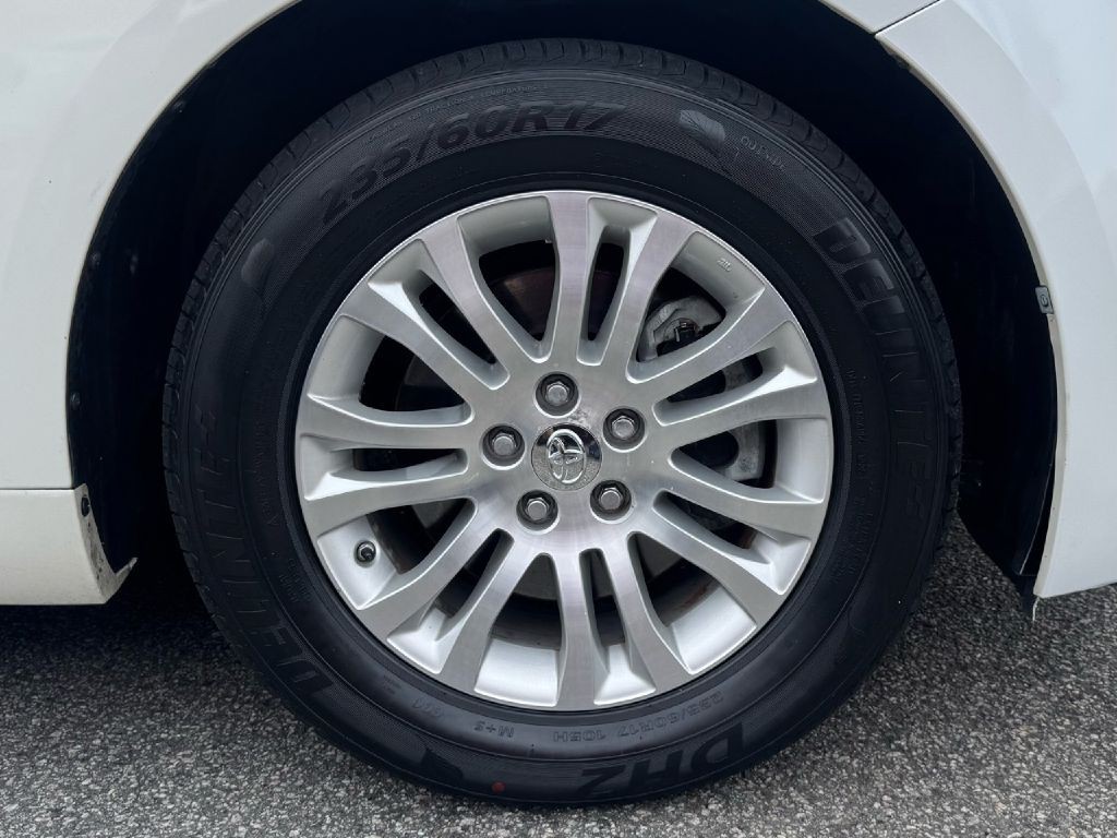2017 Toyota Sienna Image 6