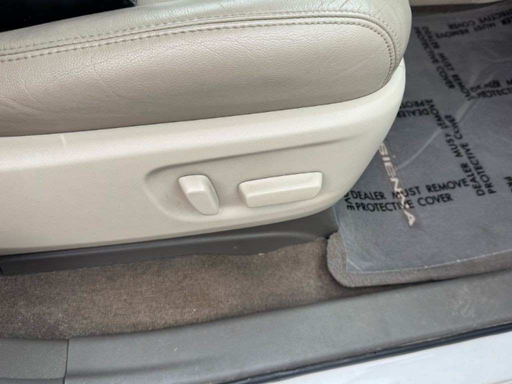 2017 Toyota Sienna Image 8