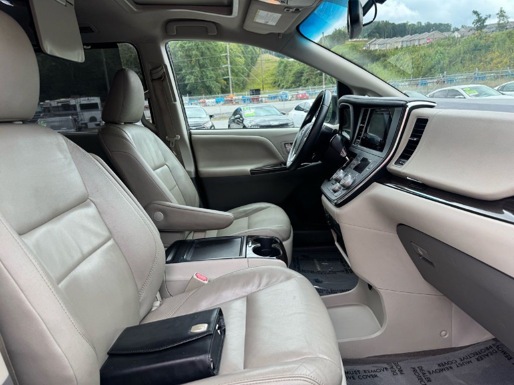 2017 Toyota Sienna Image 9