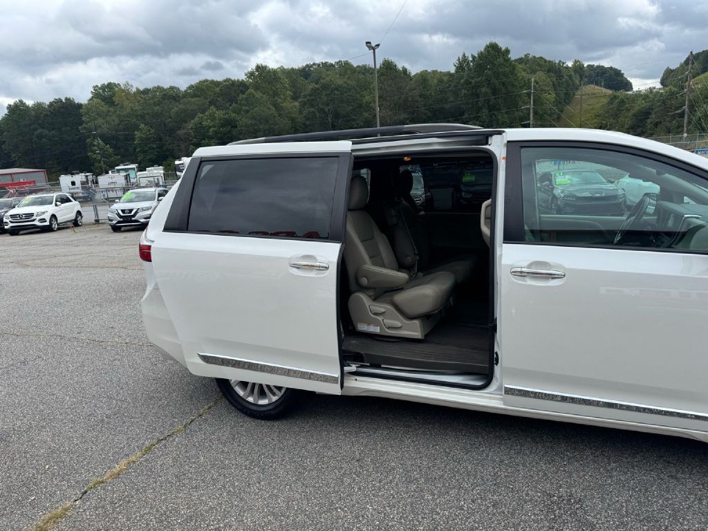 2017 Toyota Sienna Image 11
