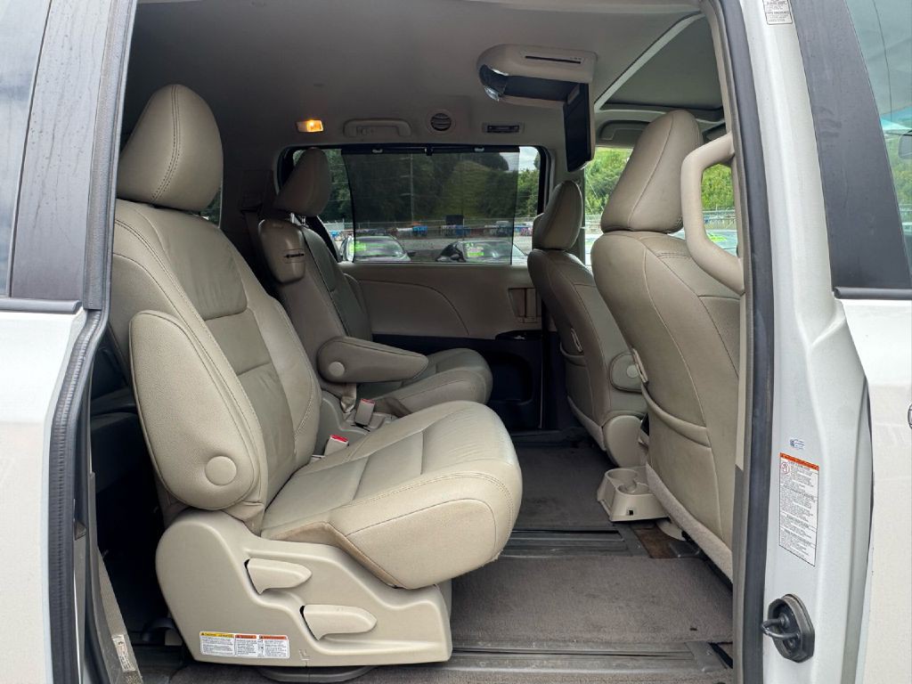 2017 Toyota Sienna Image 12