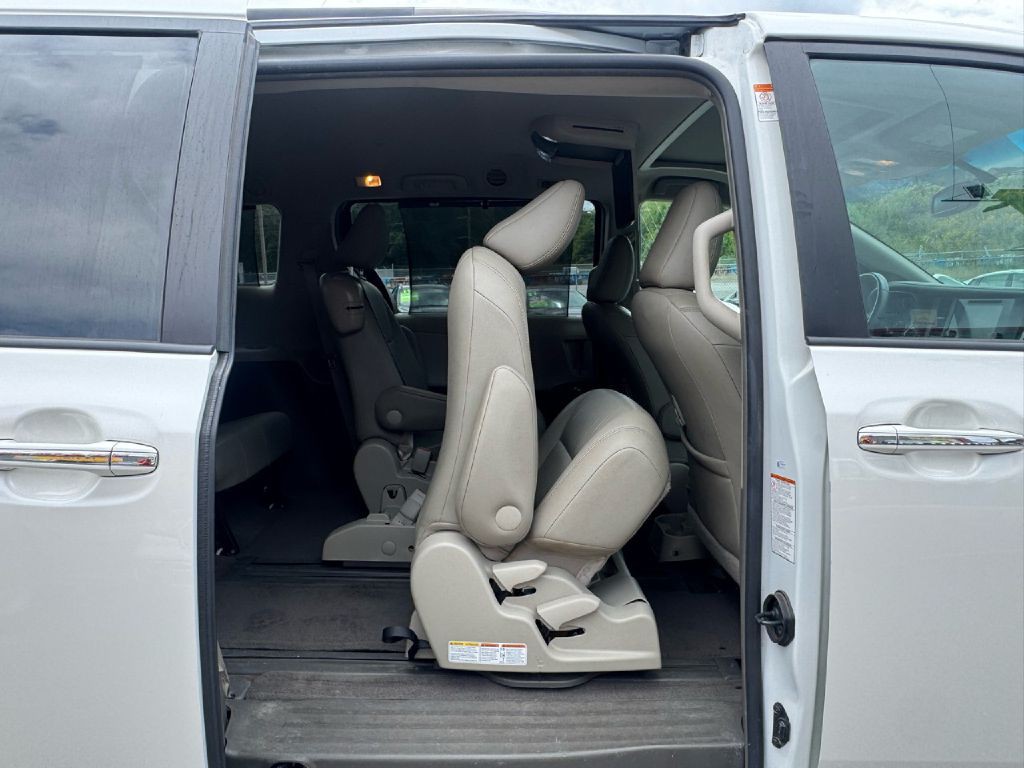 2017 Toyota Sienna Image 13