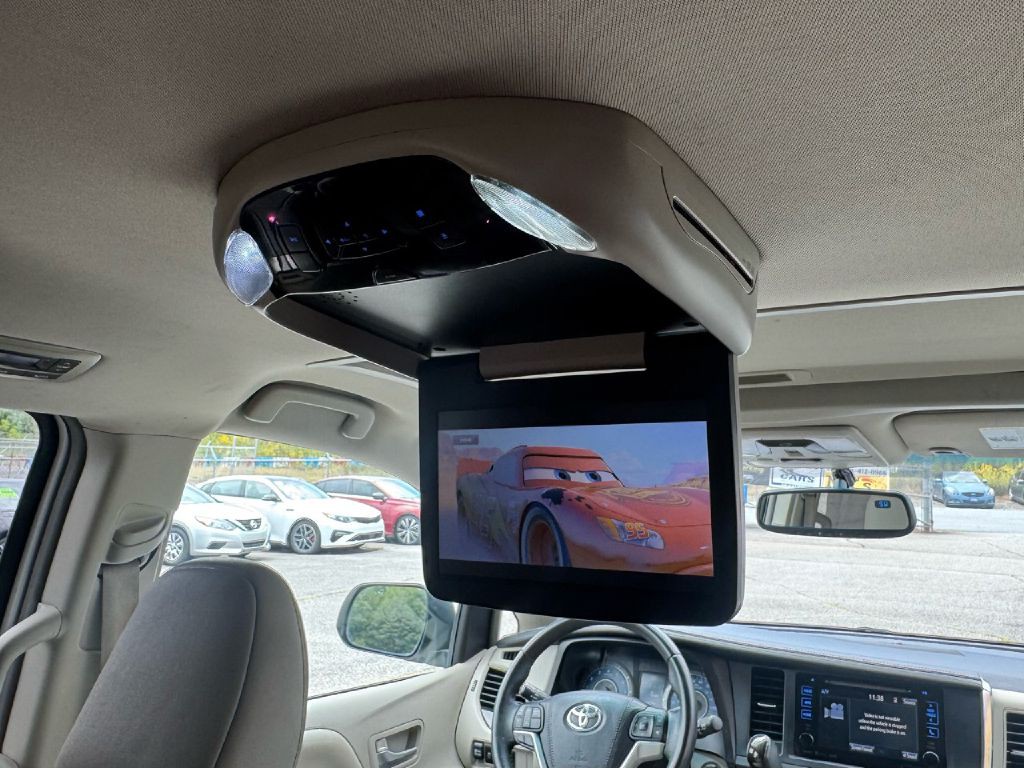 2017 Toyota Sienna Image 14