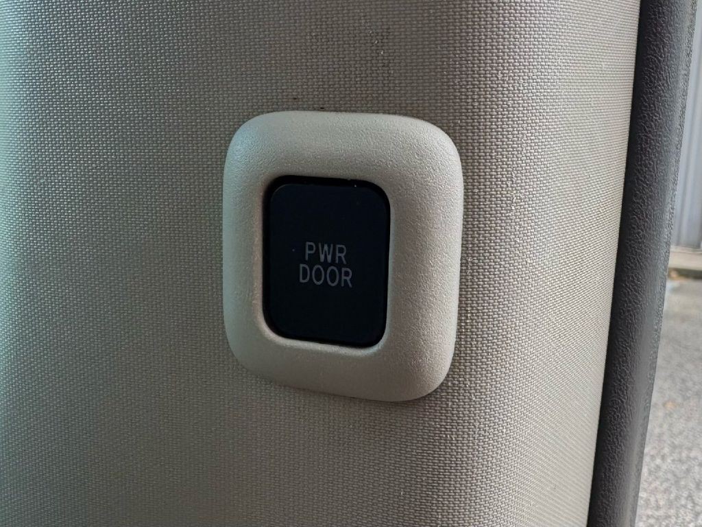 2017 Toyota Sienna Image 16