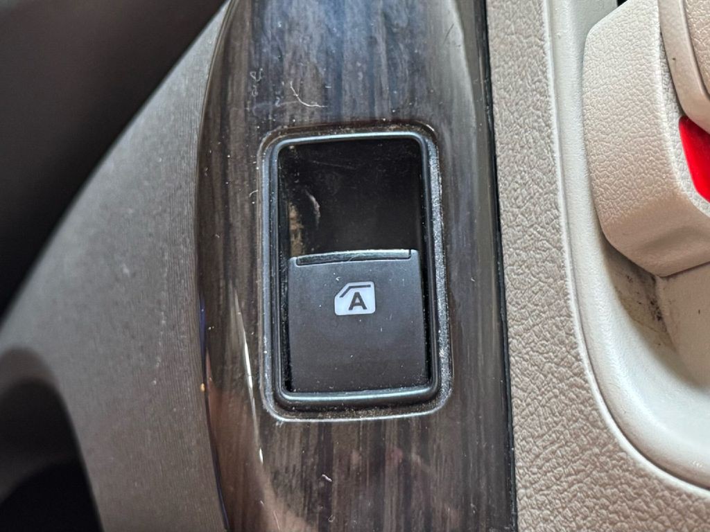 2017 Toyota Sienna Image 17