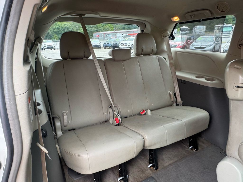 2017 Toyota Sienna Image 19