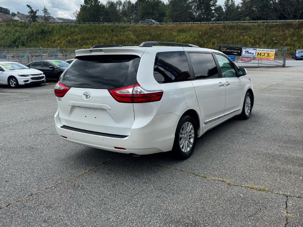 2017 Toyota Sienna Image 20