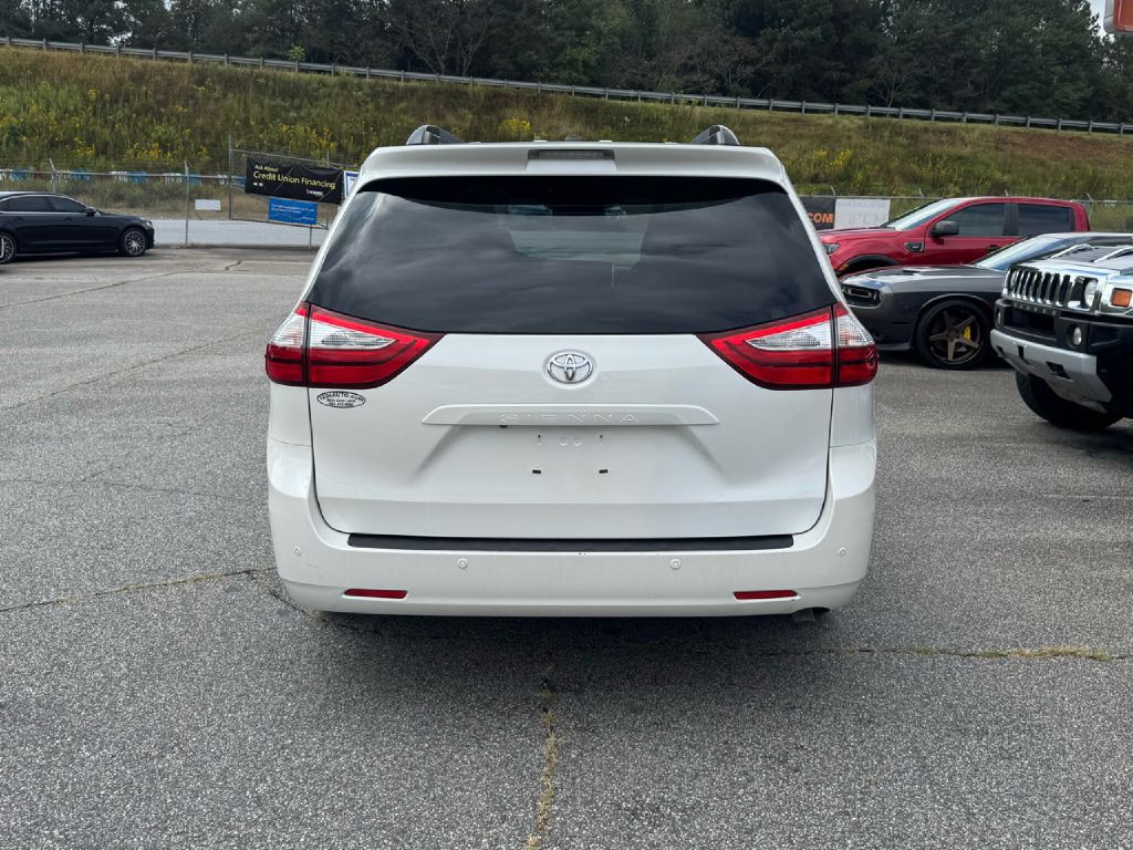 2017 Toyota Sienna Image 21
