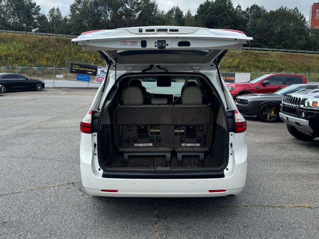 2017 Toyota Sienna Image 22