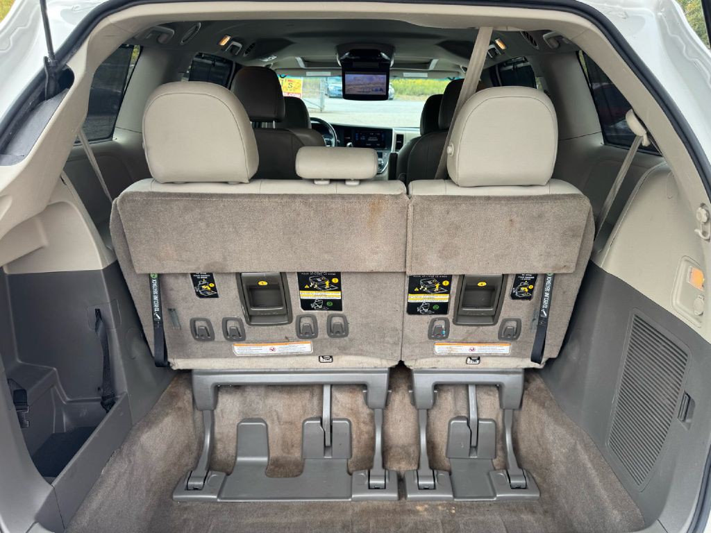 2017 Toyota Sienna Image 23