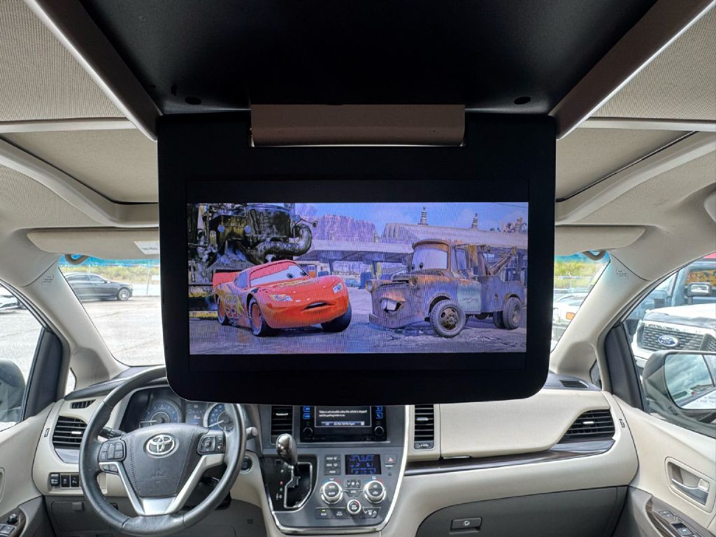 2017 Toyota Sienna Image 24