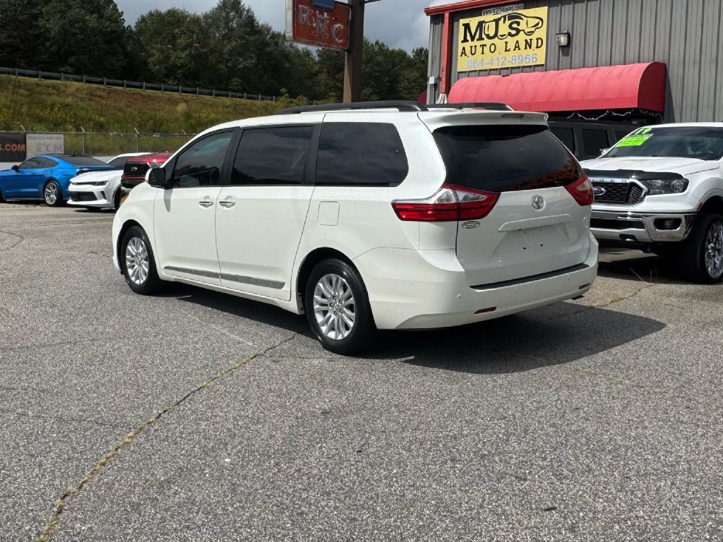 2017 Toyota Sienna Image 29