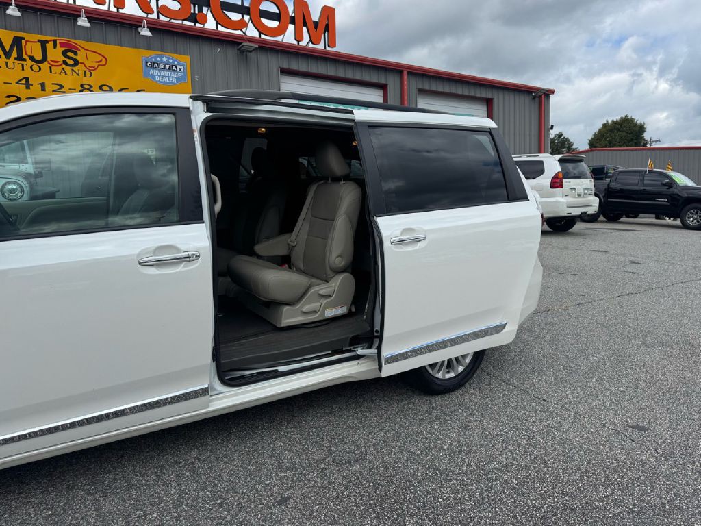 2017 Toyota Sienna Image 31