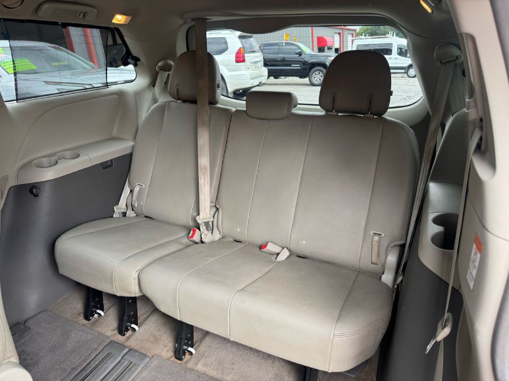 2017 Toyota Sienna Image 32