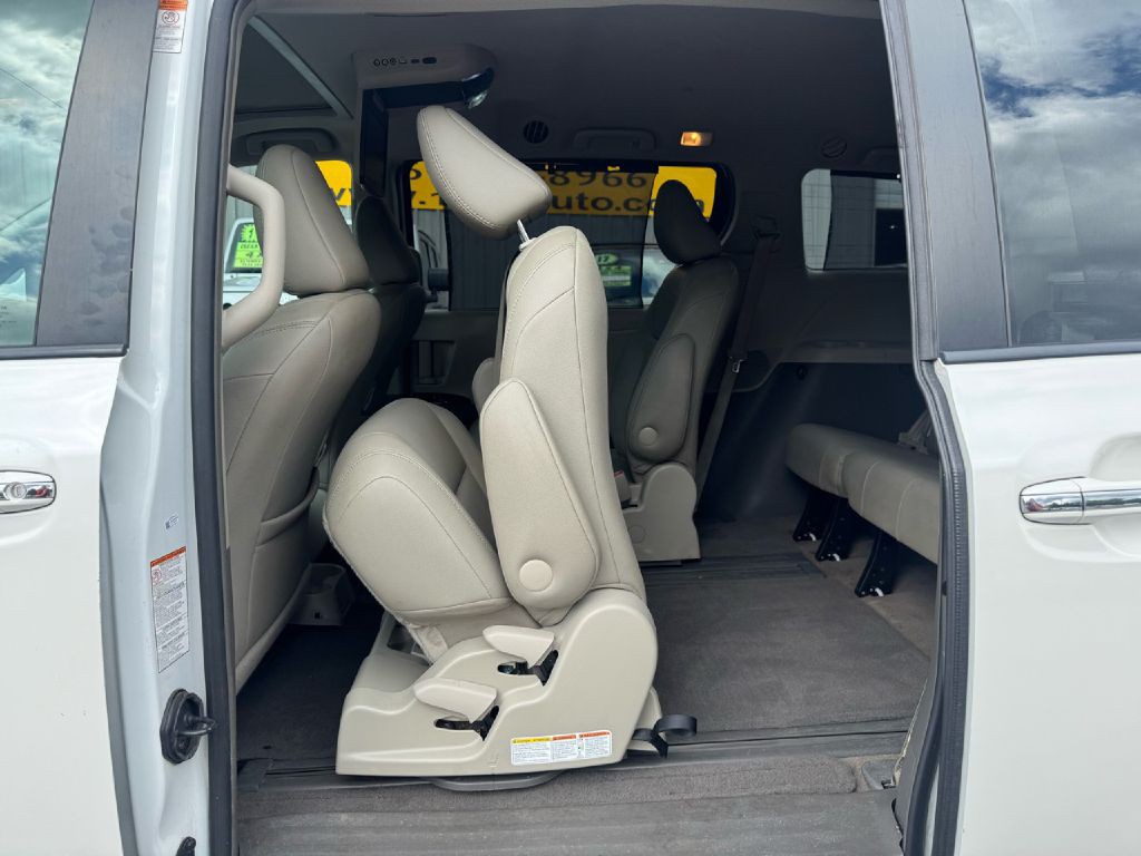 2017 Toyota Sienna Image 34