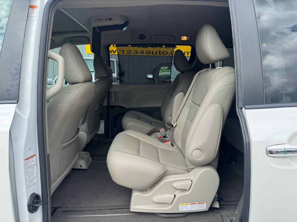 2017 Toyota Sienna Image 35