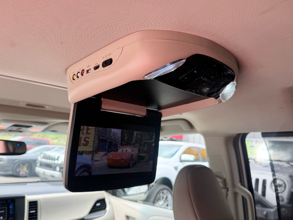 2017 Toyota Sienna Image 36