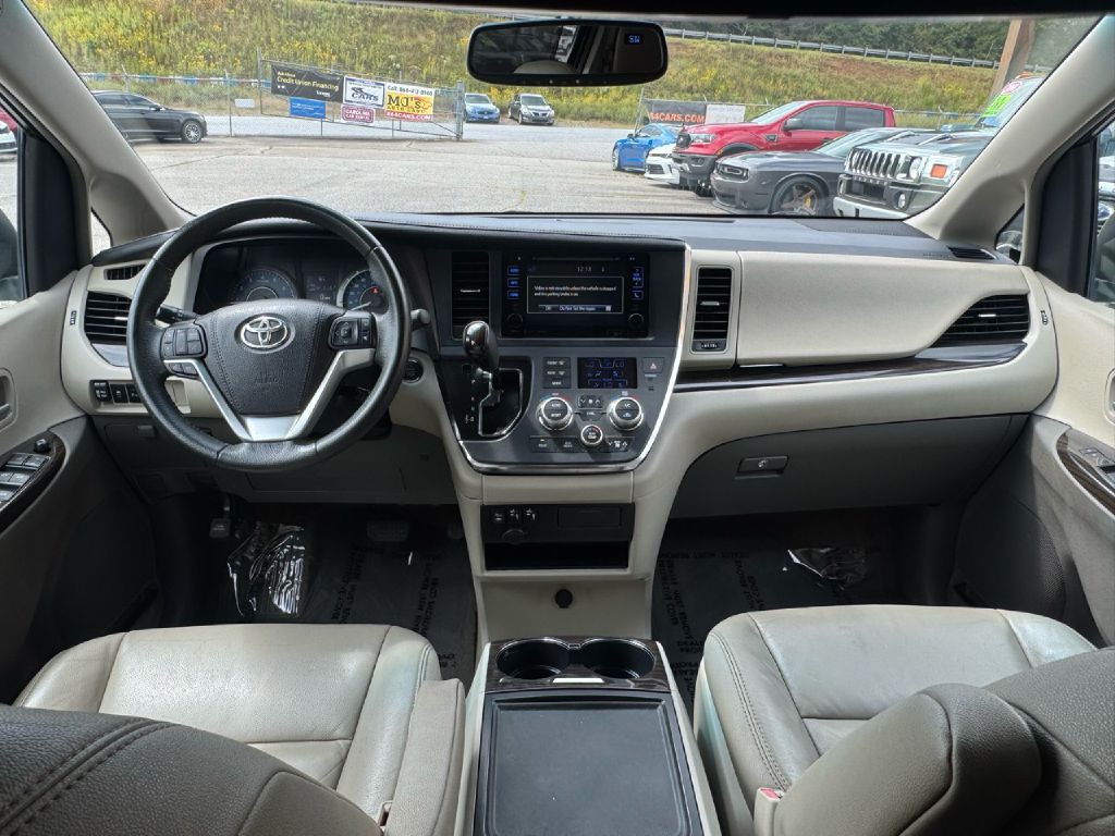2017 Toyota Sienna Image 39