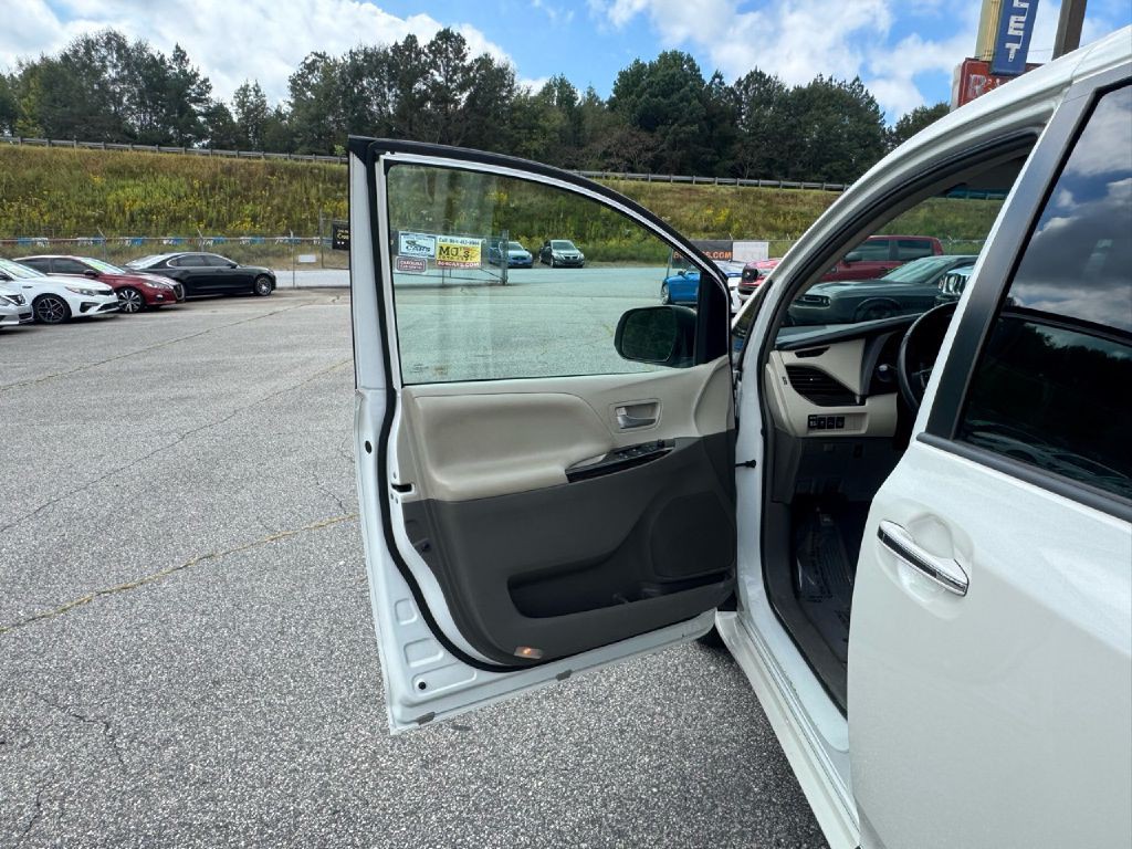 2017 Toyota Sienna Image 43