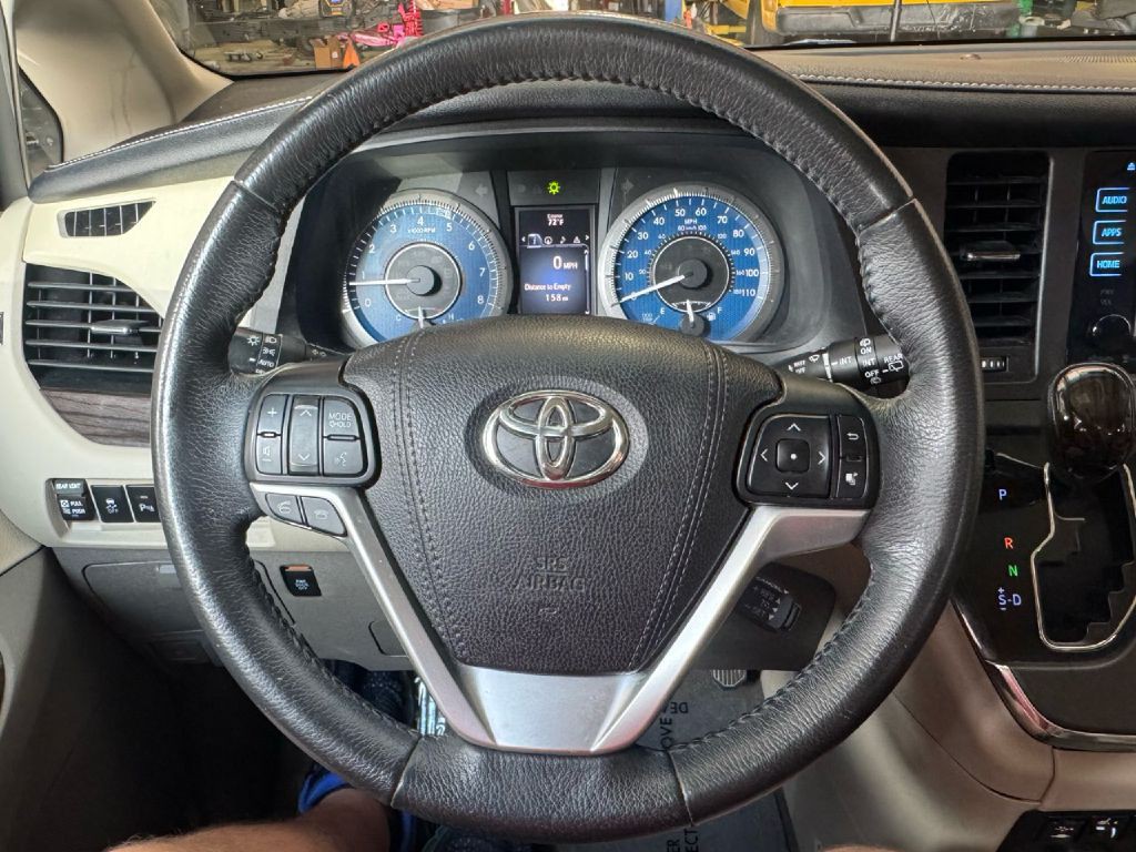 2017 Toyota Sienna Image 52