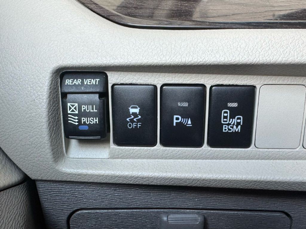2017 Toyota Sienna Image 55