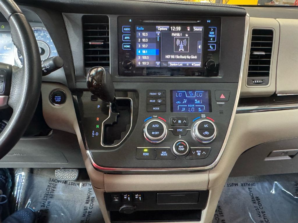 2017 Toyota Sienna Image 59