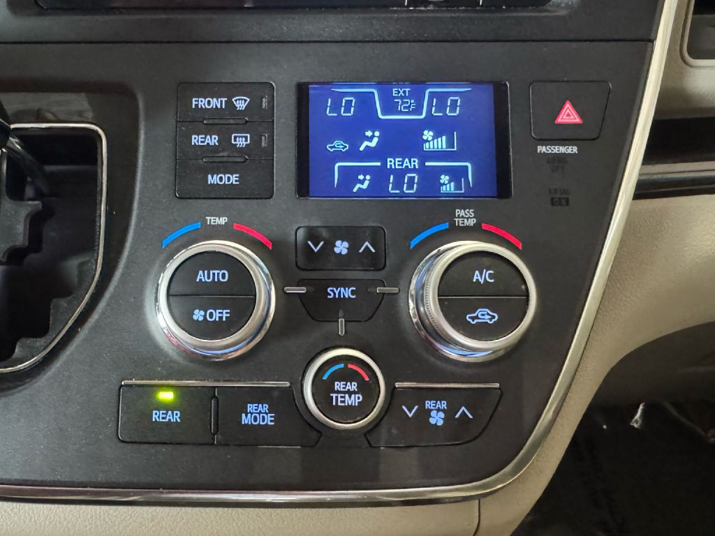 2017 Toyota Sienna Image 70