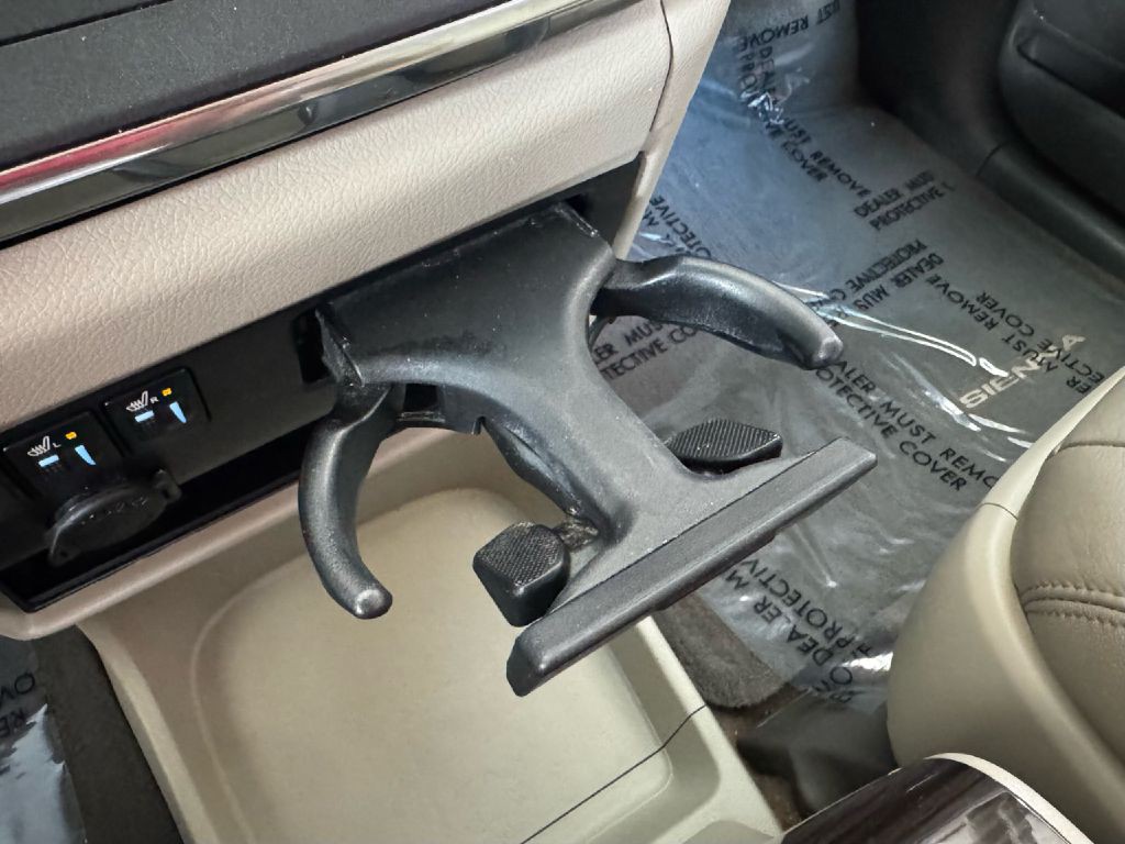 2017 Toyota Sienna Image 73