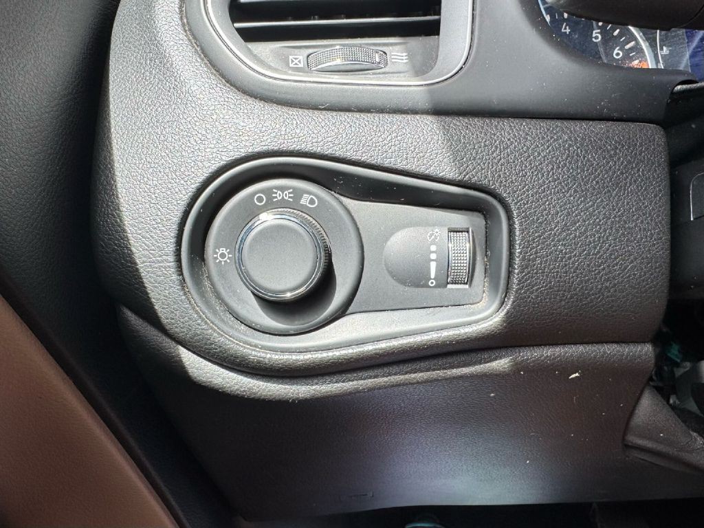 2015 Jeep Renegade Image 37