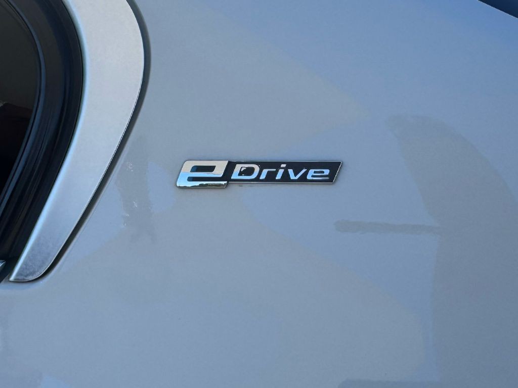2017 BMW 3 Series Image 23