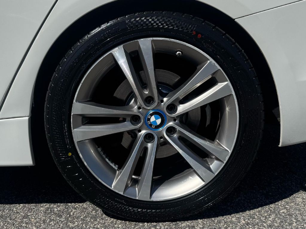 2017 BMW 3 Series Image 24