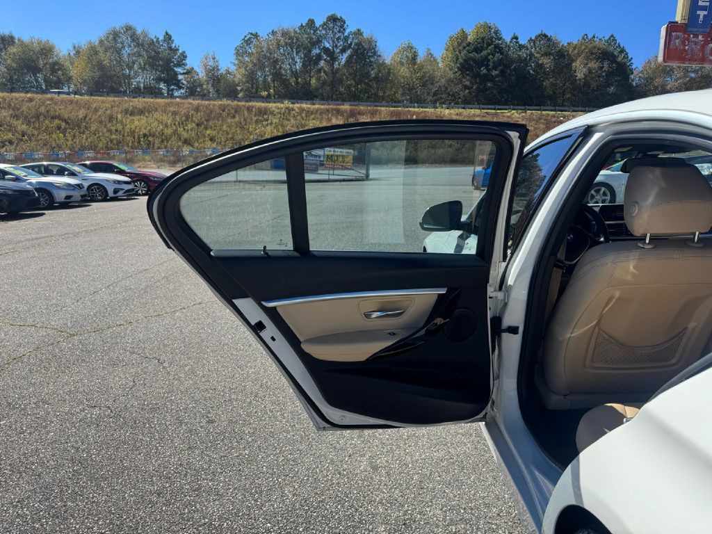 2017 BMW 3 Series Image 25