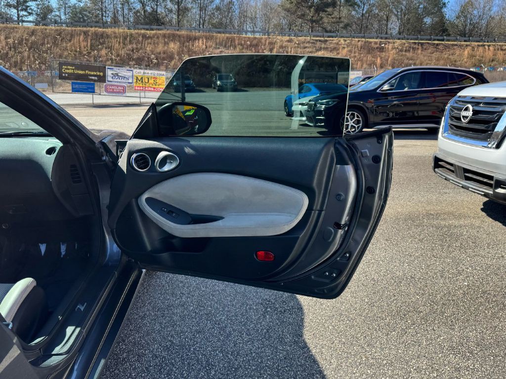 2011 Nissan 370Z Image 8