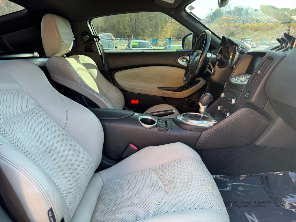 2011 Nissan 370Z Image 10