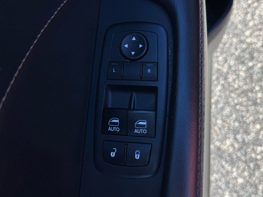 2017 Dodge Challenger Image 30