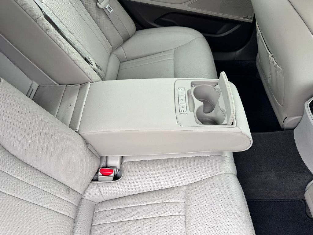 2018 Genesis G80 Image 15