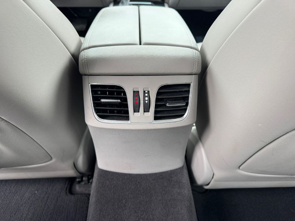 2018 Genesis G80 Image 28